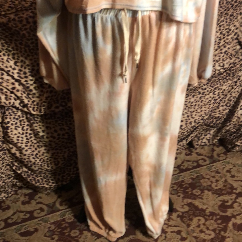 URBAN OUTFITTERS Tie-Dye Cropped Top Sweatsuit Set - Picture 3 of 12